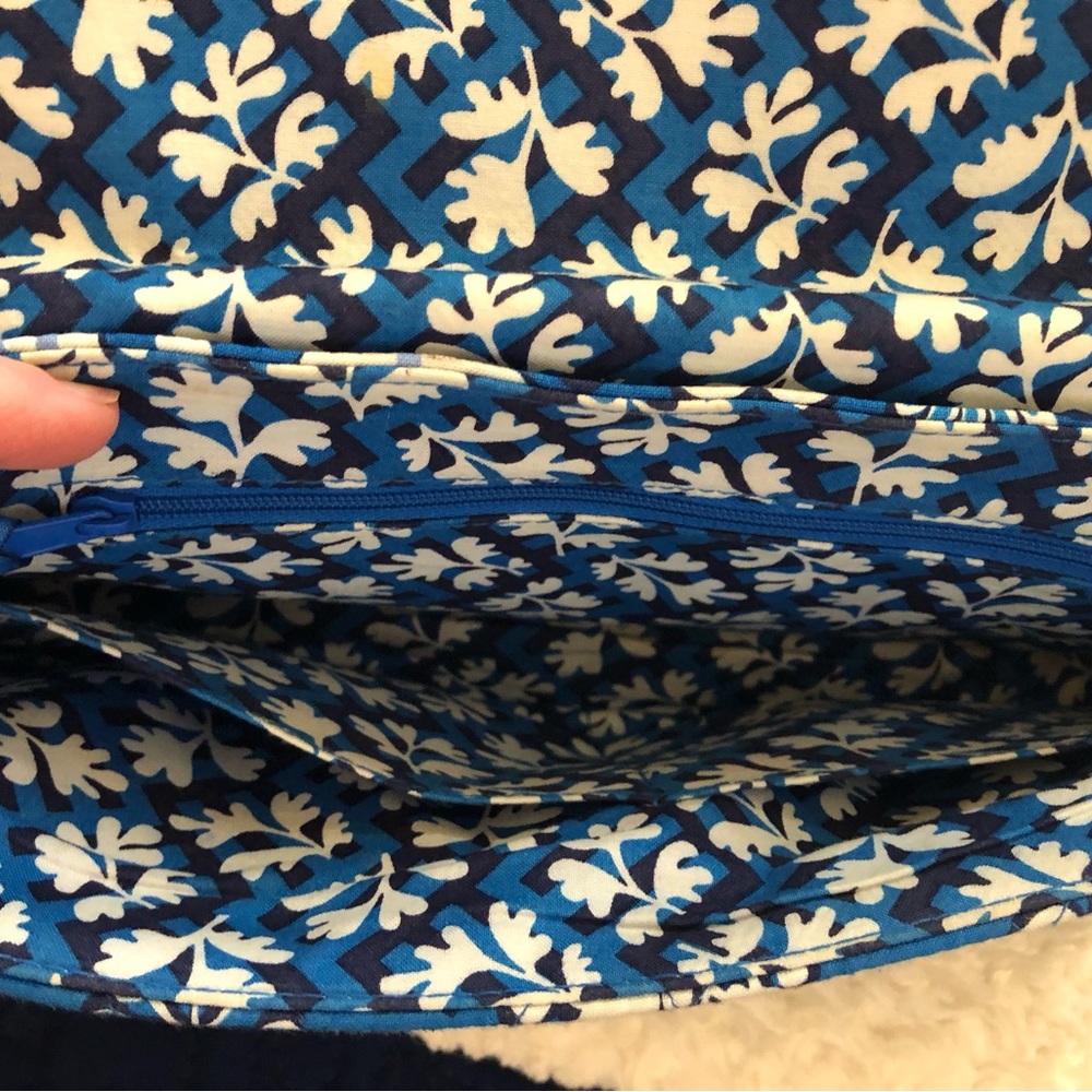 Vera Bradley Blue and White Floral Clutch/ “Just a Knot” - Picture 5 of 8